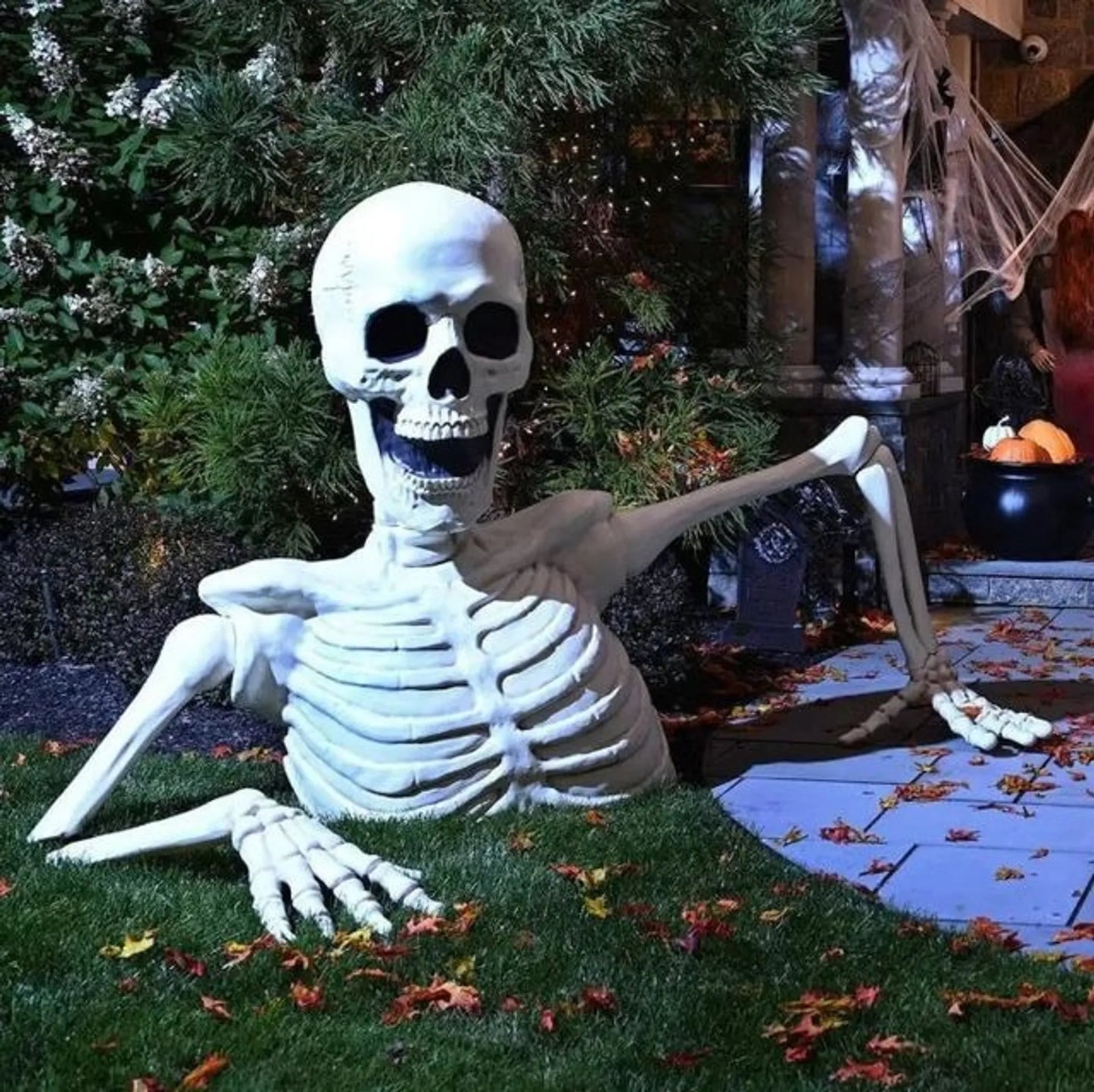 🎃Halloween Pre-sale 50% OFF🔥+FREESHIPPING🔥–Towering Skeleton with LED Eyes & Haunting Sounds👻